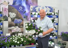 Fulco Spithoven of Benary presenting Platycodon grandiflorus F1 Pop Star in a mix of three colors; blue, white and pink.